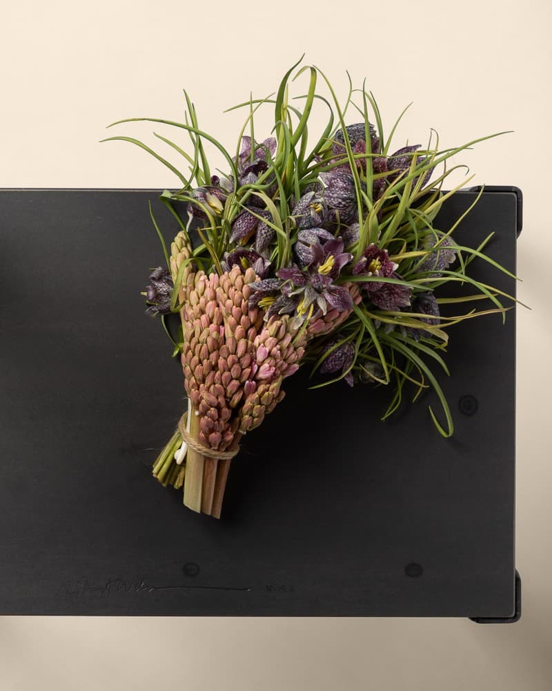 Bouquet de fritillaires et graminees sur table noire