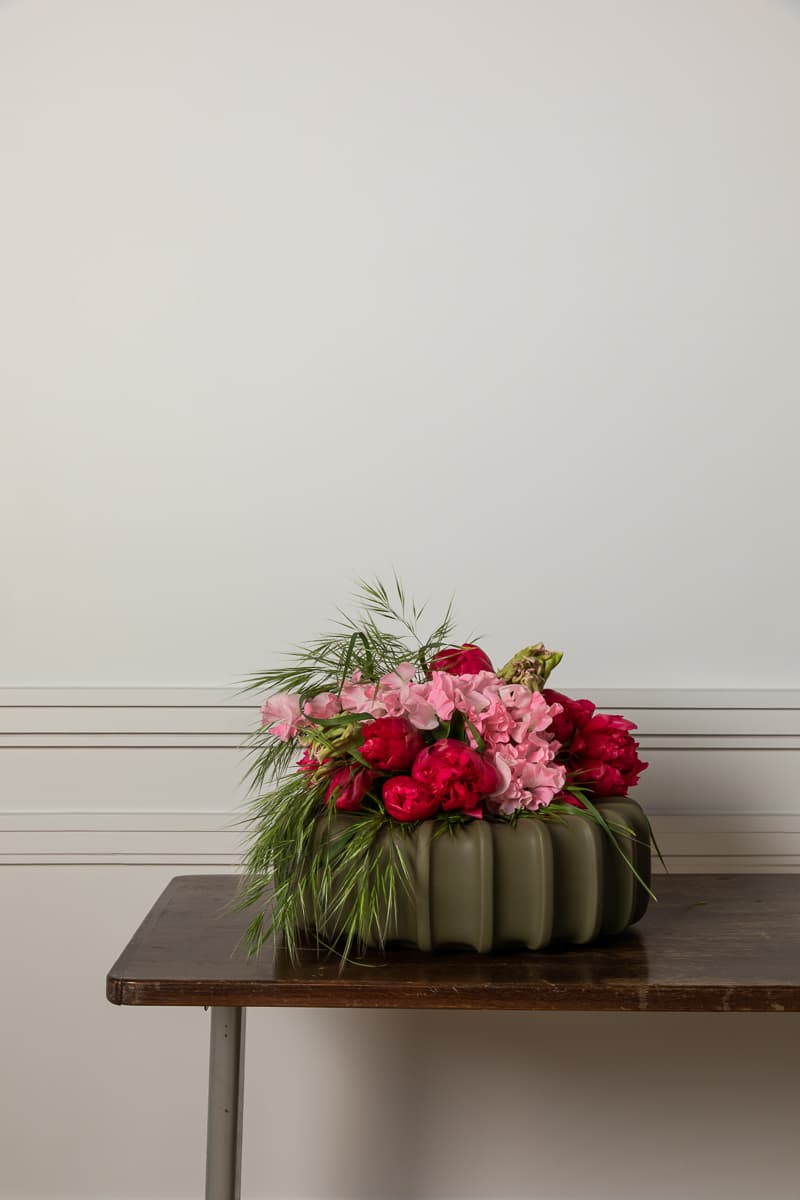 Composition de tulipes sur marbre damier